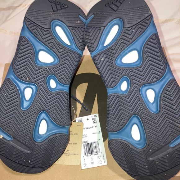 Adidas Yeezy Boost 700 Faded Azure - Picture 7 of 8